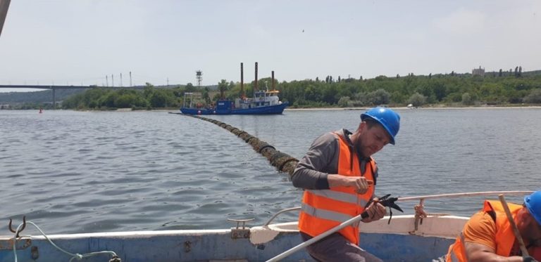 Нова екоавария във Варненското езеро: Кораб повреди временния тръбопровод, отпадни води изтичат отново Нова екоавария във Варненското езеро: Кораб повреди временния тръбопровод, отпадни води изтичат отново