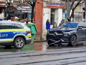 Хаос на бул. „Христо Ботев“: Две тежки катастрофи за 12 часа – пиян шофьор удари трамваи