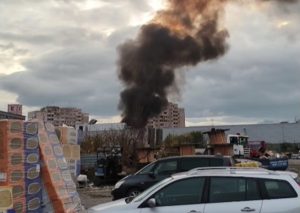 Голям пожар в „Банишора“: Дървени бараки пламнаха до супермаркет, огънят е локализиран