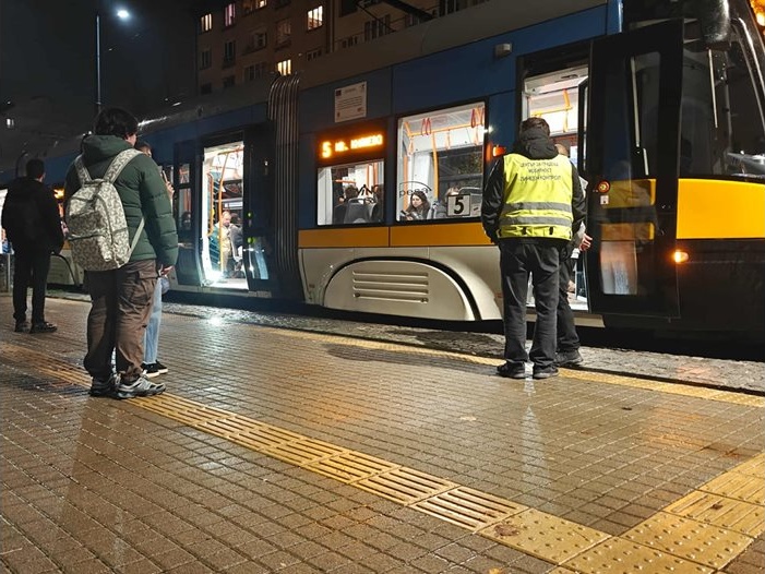 Тежък инцидент на бул. „Македония“: Трамвай блъсна пешеходец, движението е блокирано