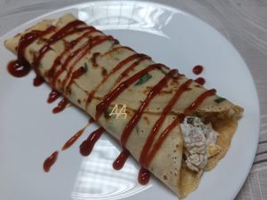 Кремообразна наслада: Рецептата на Димитър Димитров за солени палачинки с пилешко, сирена и спанак