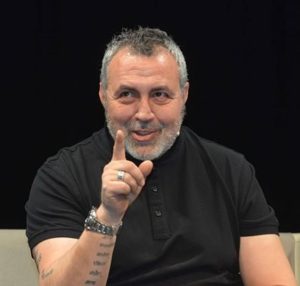 Христо Мутафчиев изследва историческите травми в новия спектакъл „Сенки отвъд светлината“