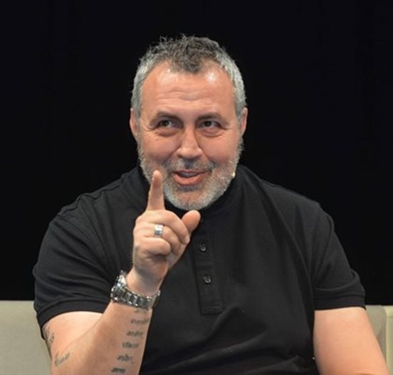 Христо Мутафчиев изследва историческите травми в новия спектакъл „Сенки отвъд светлината“