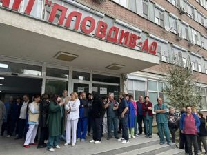 Протестът в УМБАЛ „Пловдив“ ескалира: Медици блокират голямо кръстовище, настояват за връщането на д-р Генев