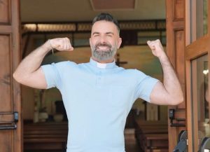 Свещеникът от Бриндизи: Дон Козимо Скена стана вторият най-влиятелен духовник в мрежата след папата