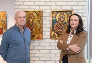 22-каратово злато и яйчна темпера: Лили Владимирова и Емил Чушев разкриват древната технология на иконописта в галерия „Нюанс“