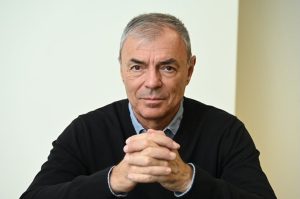 Проф. Игнатов: Учениците до 7-и клас са претоварени; административната оценка за дисциплина удря 'локомотивите' на обществото