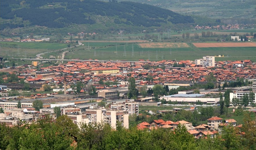 Неравенството се задълбочава: Заплатата в София двойна на Кюстендил на фона на най-слабата пътна мрежа от десетилетие