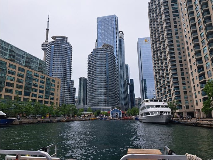 Канада удари енергийните приходи на Русия с нови санкции: 100 кораба и ключови СПГ проекти в списъка