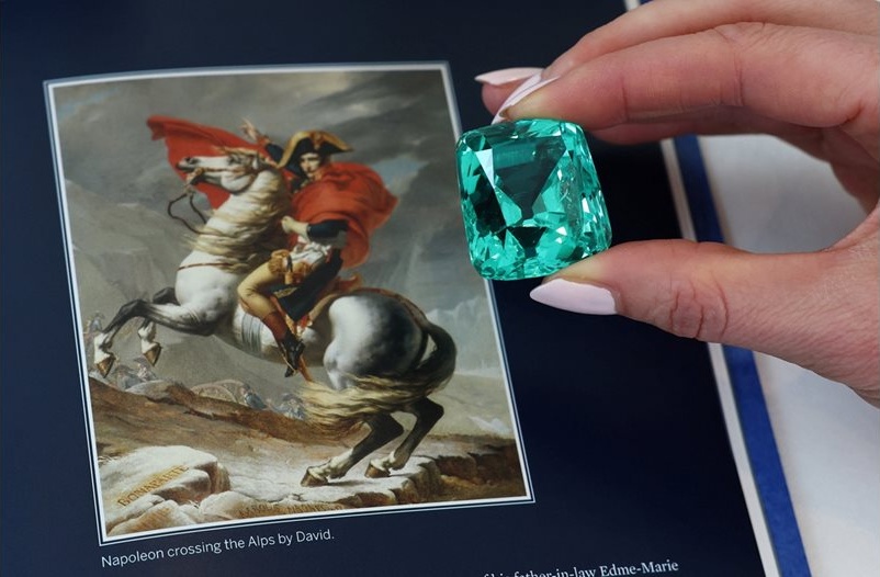Диамантена брошка на Наполеон достигна 3,79 милиона евро на търг в Женева
