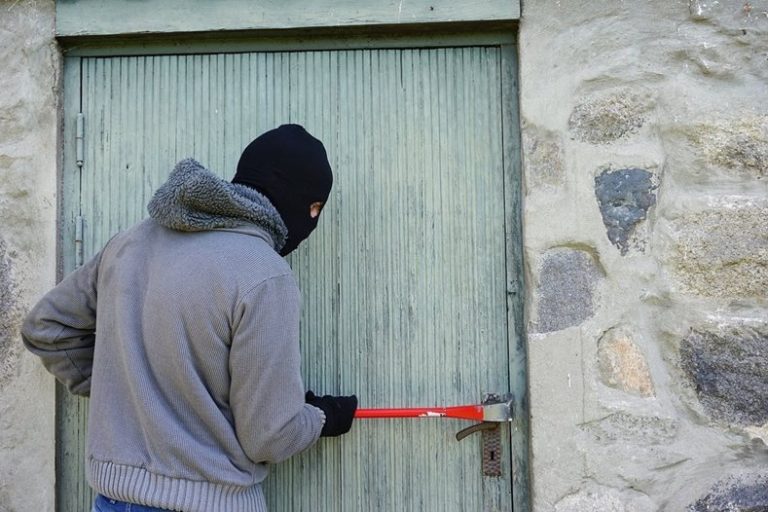 Крадец от Кричим с маска и фенер „Полиция“ получи условна присъда, задържан е отново след това