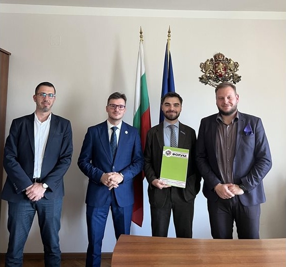 Рекорден бюджет и Закон за доброволчеството: Младенов и Европейският младежки форум обсъдиха ангажираността на младите