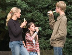 Българският 9-класник е лидер в Европа по цигари, райски газ и проблемен гейминг