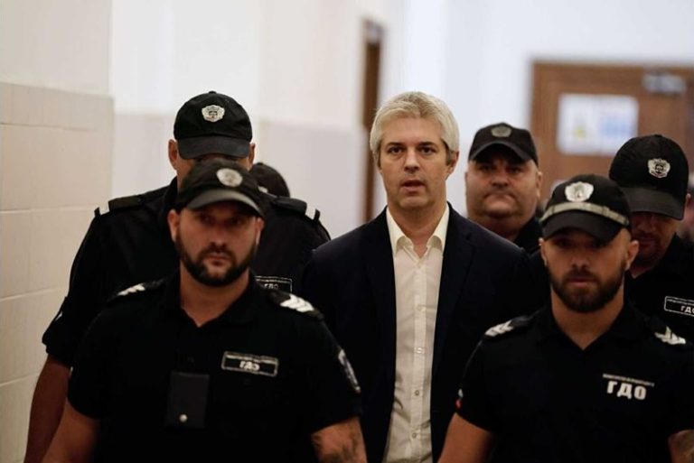 Внесоха обвинителния акт срещу кмета Коцев и още четирима за 12 престъпления; Депутатът остава неизвестен Внесоха обвинителния акт срещу кмета Коцев и още четирима за 12 престъпления; Депутатът остава неизвестен