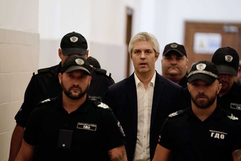 Внесоха обвинителния акт срещу кмета Коцев и още четирима за 12 престъпления; Депутатът остава неизвестен