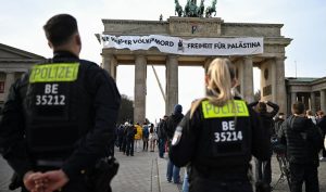 Шестима активисти арестувани в Берлин: Опънаха пропалестински плакат на Бранденбургската врата