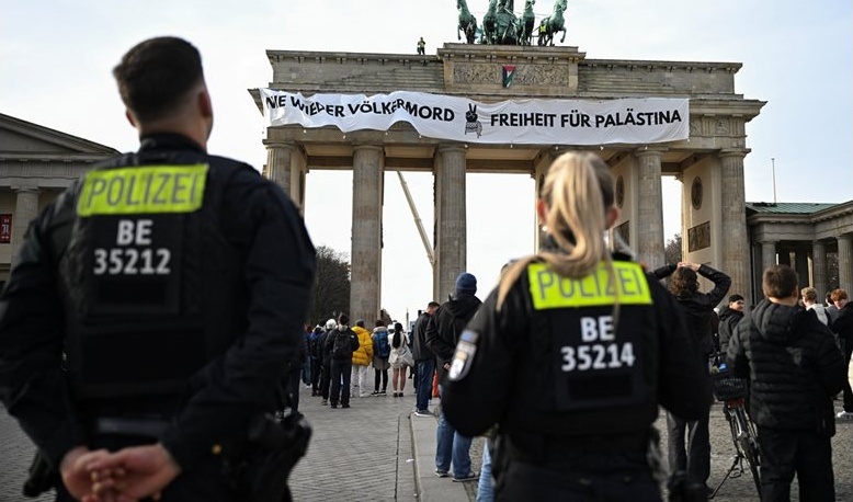 Шестима активисти арестувани в Берлин: Опънаха пропалестински плакат на Бранденбургската врата