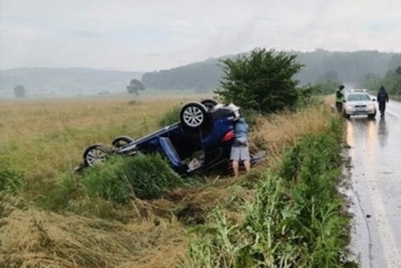 19-годишна шофьорка се обърна в канавка край Стрелча, пробата ѝ за алкохол е отрицателна