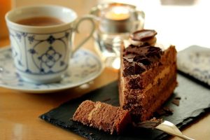 Канадски учени: Сладкото не помага при депресия, но пълният отказ от въглехидрати крие рискове