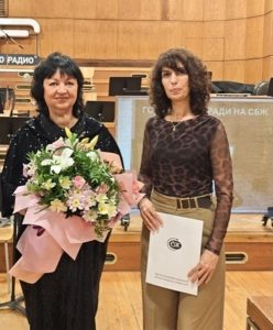 Кореспондентът на „24 часа“ Дима Максимова спечели „Златно перо“ за 2025 г.