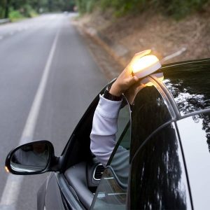 Испания забранява аварийните триъгълници: От 2026 г. задължителна става лампата V16 с GPS