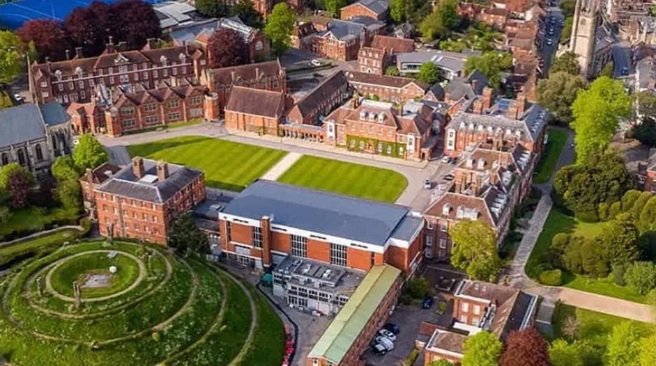 Трагедия в елитен колеж: Учител по физика от училището на Кейт Мидълтън се самоуби след уволнение за "непристойно поведение"