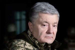 Порошенко настоява за оставка на кабинета; опозицията във Върховната рада задейства процедура заради корупционния скандал