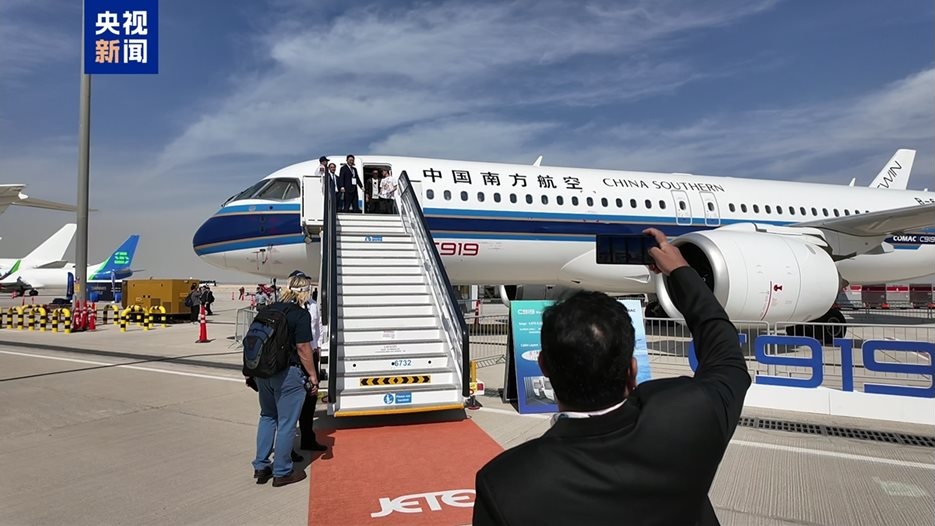 Китайският C919 дебютира в Дубай на фона на мегасделки и геополитическо напрежение