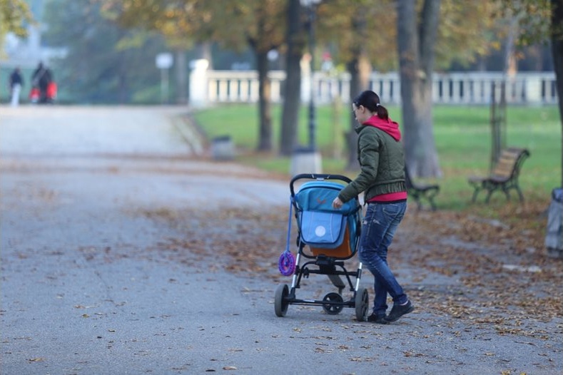 Нови стимули за майките и 2% ръст на осигуровките: Бюджетът на ДОО предизвика остра политическа дискусия