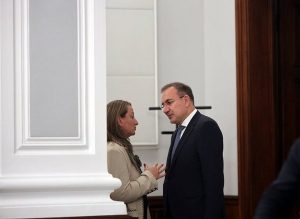 Коледните бонуси стават закон за всички бедни: ДПС дарява заплати, Гуцанов признава, че няма да стане тази година