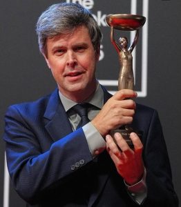 „Плът“ на Дейвид Салай спечели „Букър“ 2025: Суров портрет на един чужденец в собствения си живот