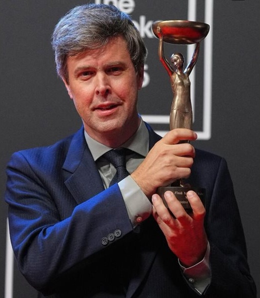 „Плът“ на Дейвид Салай спечели „Букър“ 2025: Суров портрет на един чужденец в собствения си живот