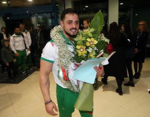 До 40 паунда за среща с Карлос Насар в Лондон, докато федерацията чака подпис от щангиста