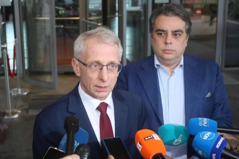 Денков: Готви се шоково покачване на дълга до 36%, управляващите игнорират икономистите Денков: Готви се шоково покачване на дълга до 36%, управляващите игнорират икономистите