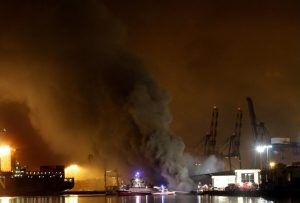 Взрив и мащабен пожар на товарен кораб с опасен товар в Лос Анджелис