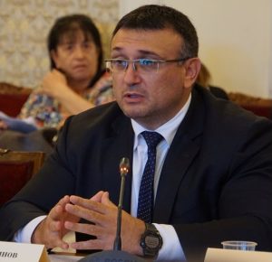 Младен Маринов цитира Евангелието в защита на Рая Назарян