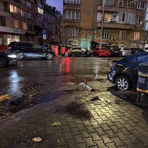 Пиян шофьор удари шест коли на бул. „Витоша“, оказа се бивш директор на „Автомагистрали“