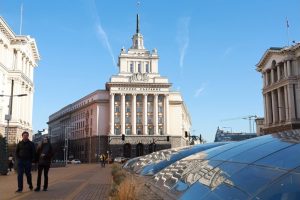 Пилонът на бившия Партиен дом отива в историята, барелефът се сменя