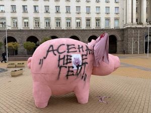 „Дебел“ или „червен“: Спад в политическата комуникация на „Добрите сили“