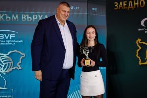 Капитанът на световните шампионки по волейбол, Виктория Нинова, продължава кариерата си в САЩ