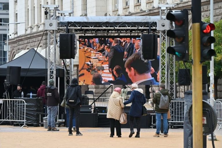 Протест пред парламента: Излъчват бюджетната комисия на живо, докато мнозинството приема бюджета в почивка Протест пред парламента: Излъчват бюджетната комисия на живо, докато мнозинството приема бюджета в почивка