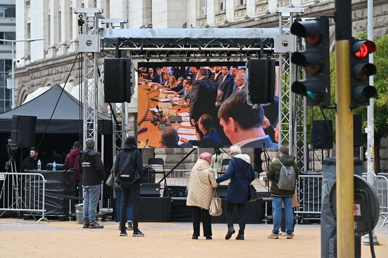 Протест пред парламента: Излъчват бюджетната комисия на живо, докато мнозинството приема бюджета в почивка