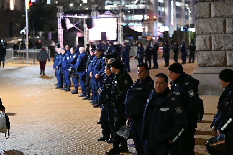 Коледни бонуси: 120 лв. за пенсионери, 400 лв. за полицаи и нови законови промени