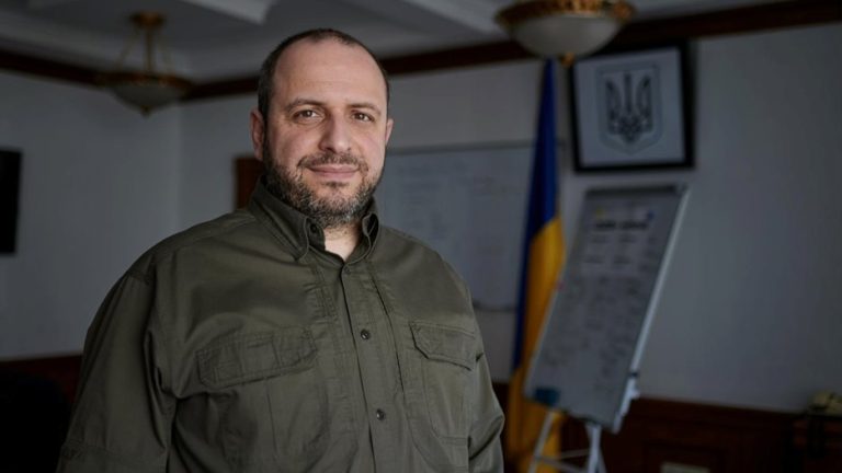 Рустем Умеров обвинен в присвояване на средства, политическа криза в Украйна се задълбочава