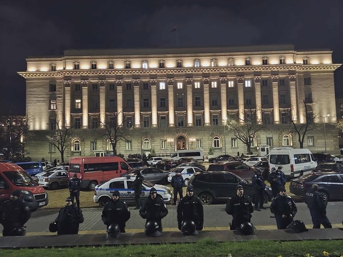 Трима полицаи пострадаха при ескалирал протест срещу бюджета в София