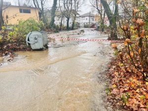 Река Струма излезе от коритото си, заля мост край Сандански