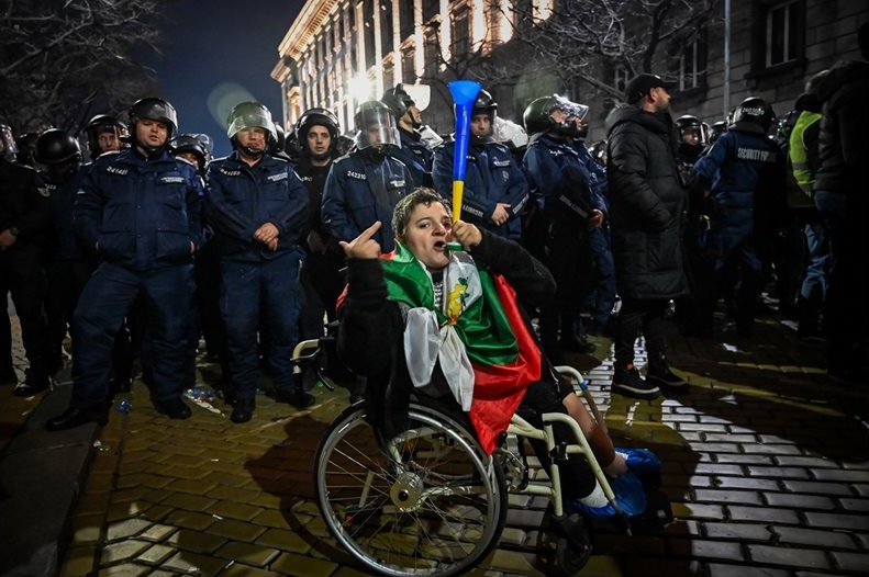 Делян Пеевски видя „Народен съд“ в протеста, заплаши с контраблокада на парламента