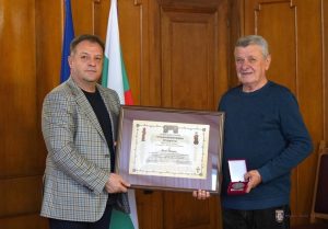 Кметът Даниел Панов награди доайена на кларинета Иван Иванов за 80-годишен юбилей