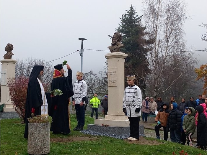 Белоградчик вече с паметник на Христо Ботев: Почит и дарителство от общински съветници