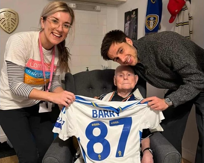 Илия Груев зарадва 88-годишен фен на „Лийдс“, клубът отбеляза жеста